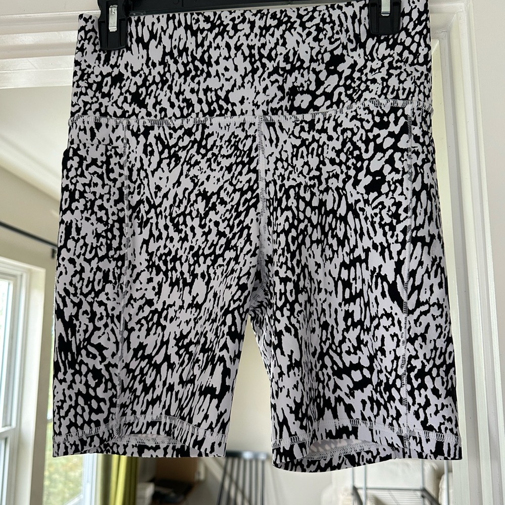 Athleta Women's Black and White Patterned Shorts- M